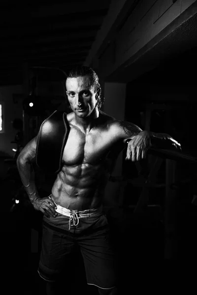 Homme musculaire après l'exercice se reposant dans la salle de gym — Photo