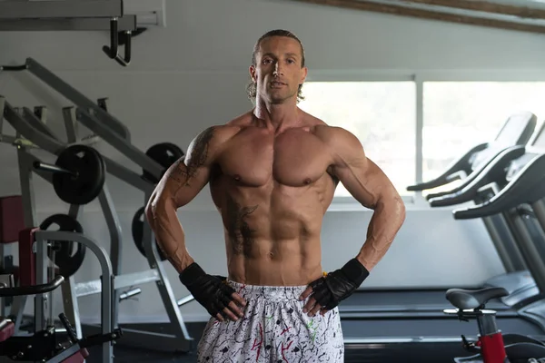 Muscular Man Flexing Muscles In Gym — Stock Photo, Image