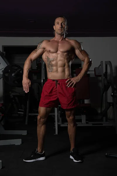 Retrato de un hombre musculoso físicamente en forma — Foto de Stock