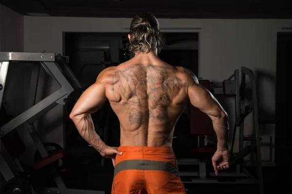 Handsome Muscular Man Flexing Muscles In Gym — Stock Photo, Image