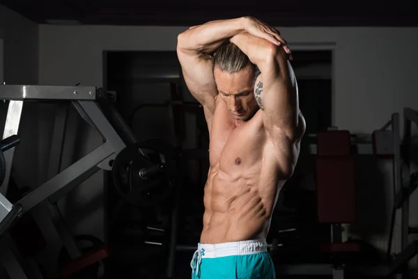 Flexar muskler i gymmet — Stockfoto