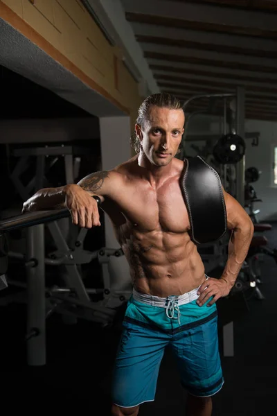 Hombre muscular después del ejercicio Descansando en el gimnasio — Foto de Stock