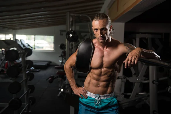 Hombre atractivo Descansando en el gimnasio Ejercicio afther — Foto de Stock