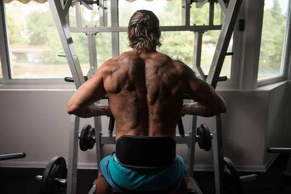 Hombre muscular haciendo ejercicio de peso pesado para la espalda —  Fotos de Stock