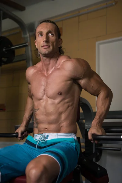 Bodybuilder trainiert Trizeps am Gerät — Stockfoto