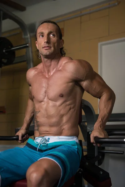 Bodybuilder Exercising Triceps On Machine — Stock Photo, Image