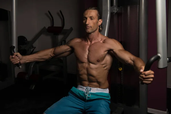 Vücut geliştirmeci göğüs spor salonunda egzersiz — Stok fotoğraf