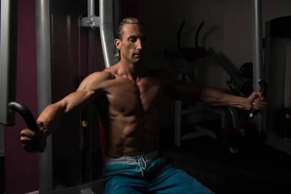 Atleta haciendo ejercicio de peso pesado para el pecho — Foto de Stock