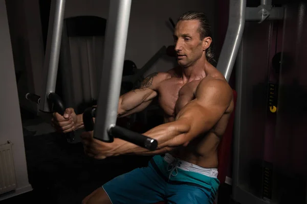 Мускулистый человек делает тяжелые упражнения веса для груди — стоковое фото