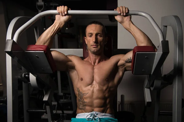 Bodybuilder Exercising Back In Gym — Stock Photo, Image