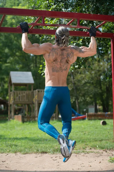 Çene yapan erkek A Street egzersiz Ups