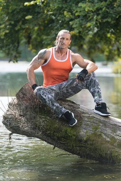 Hombre muscular después del ejercicio Descansando al aire libre en la naturaleza — Foto de Stock
