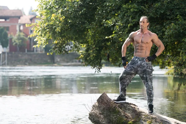 Man With Six Pack Outdoors In Nature — Stock Photo, Image