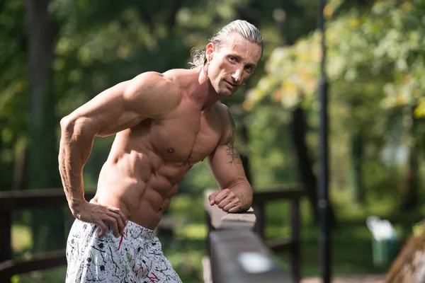 El hombre al aire libre en la naturaleza mostrando su cuerpo — Foto de Stock