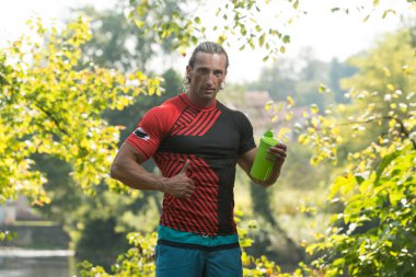 Adam içme suyu şişe doğada açık havada