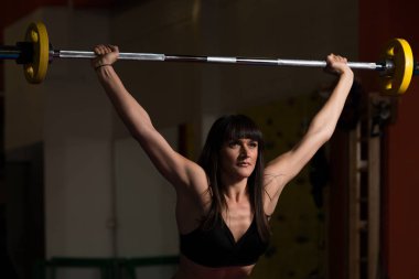 Kadının basın egzersiz halter ile göğüs için yapması