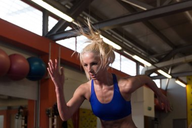 Kadın çift tren Direnç Bands ile birlikte