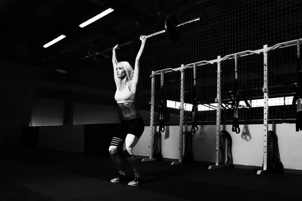 Jovem mulher fazendo exercício Frente agachamento — Fotografia de Stock