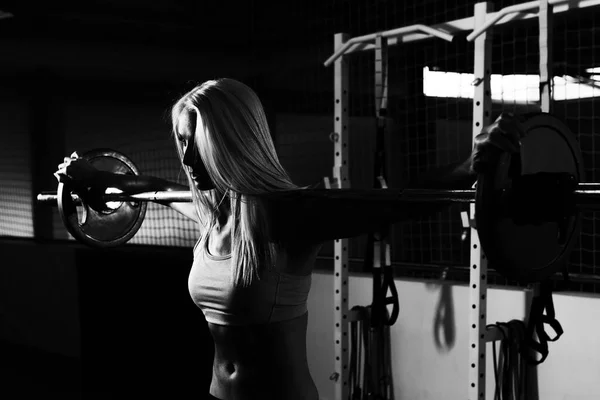 Ung kvinna gör övning Front Squat — Stockfoto
