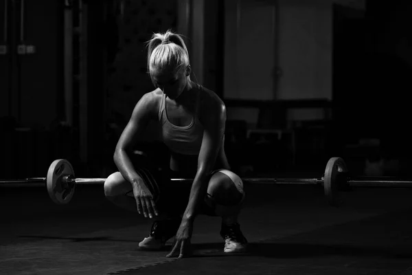 Donna che riposa nel centro fitness — Foto Stock