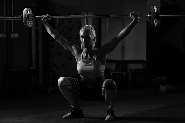 Fitness kvinna gör övning Front Squat — Stockfoto