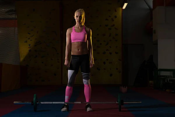 Ritratto di una giovane donna muscolosa in forma fisica — Foto Stock