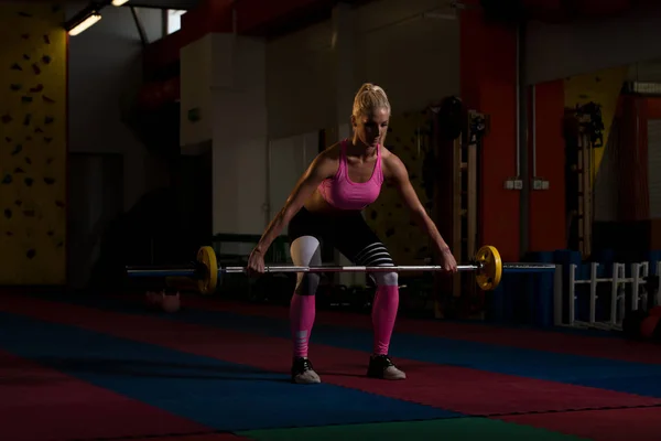 Rückengymnastik mit Langhantel im Fitnessstudio — Stockfoto