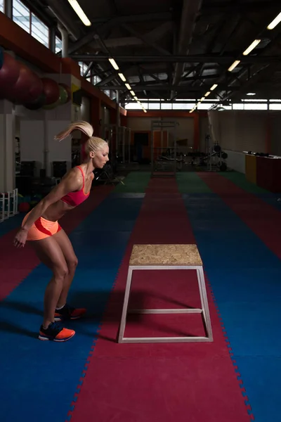 Junge, fitte Frau macht Boxsprünge im Fitnessstudio — Stockfoto