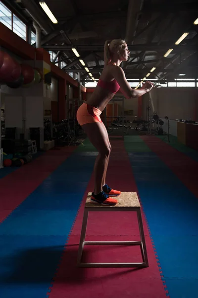 Kvinna som arbetar ut med passar låda på Gym — Stockfoto