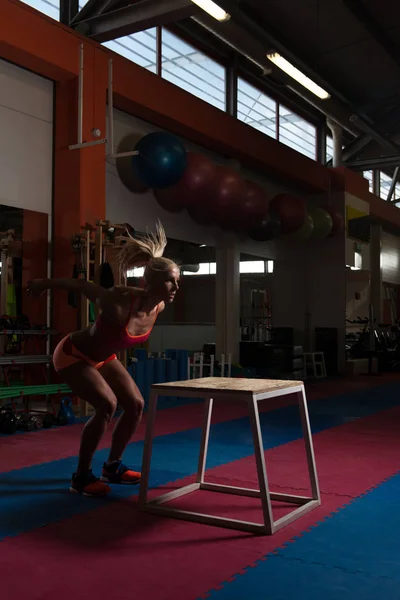 Woman Working Out With Fit Box At Gym — Stock Photo, Image