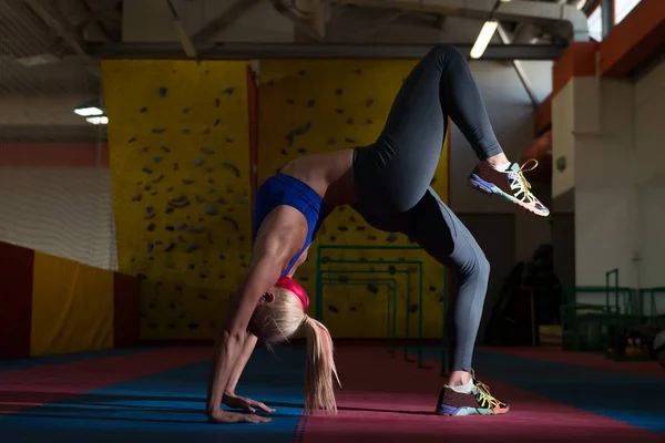 De rek van de atletische vrouw In sportschool — Stockfoto