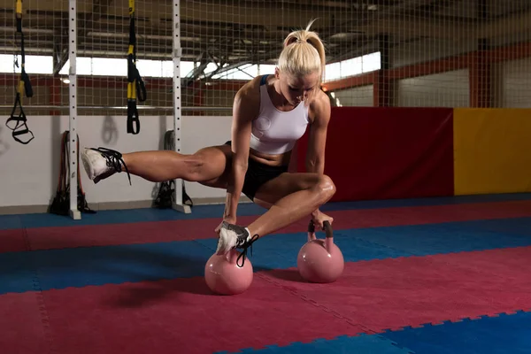 Mulher saudável alongamento com Kettle Bell — Fotografia de Stock