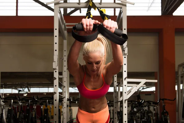 Женщина, выполняющая Trx ремни тренировки — стоковое фото