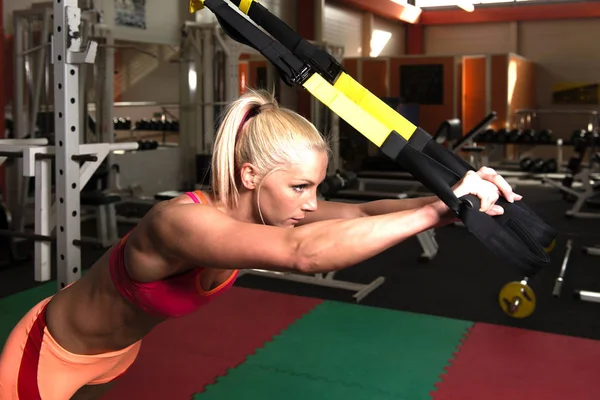 Atrakcyjna kobieta szkolenie Trx Fitness paski — Zdjęcie stockowe