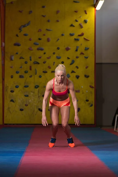 Mujer Fitness Realizando un Salto Largo En Gimnasio —  Fotos de Stock