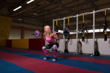 Bacaklar için bacak egzersiz halter egzersiz ile