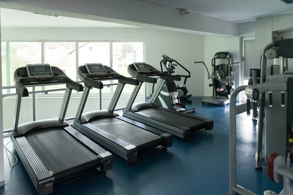 现代健身房健身中心的设备和机器 — 图库照片