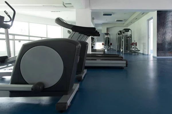 配备设备和机器的现代健身房健身中心 — 图库照片