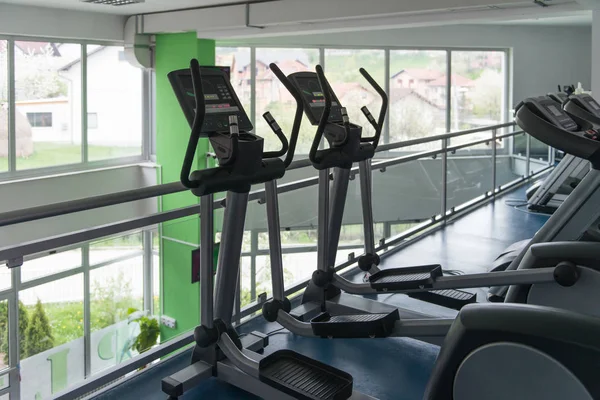 Sprzęt Maszyny Nowoczesnym Centrum Fitness Siłowni — Zdjęcie stockowe