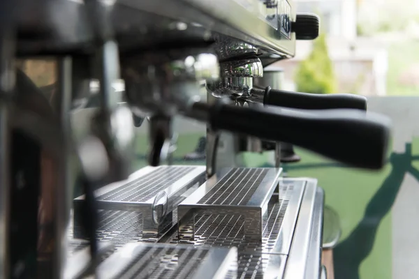 Nahaufnahme Einer Professionellen Kaffeemaschine Die Espresso Einem Café Zubereitet — Stockfoto