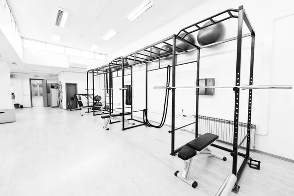 Nowoczesne Centrum Fitness Siłownia Urządzeniami Maszynami — Zdjęcie stockowe
