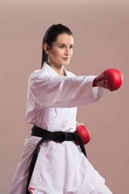 Kadın beyaz Kimono ve siyah kuşak eğitim Karate
