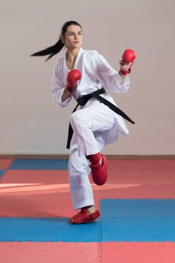 Kadın beyaz Kimono ve siyah kuşak eğitim Karate