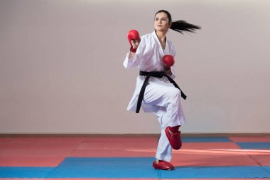 Geleneksel Kimono giymiş genç kadın