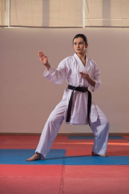 Bir Kimono bir siyah kemer ile kadın meditasyon