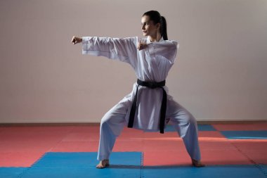 Kadın beyaz Kimono ve siyah kuşak eğitim Karate