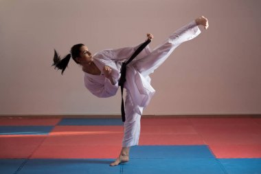 Geleneksel Kimono giymiş genç kadın