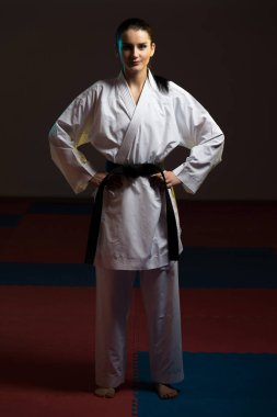 Bir Kimono bir siyah kemer ile kadın meditasyon