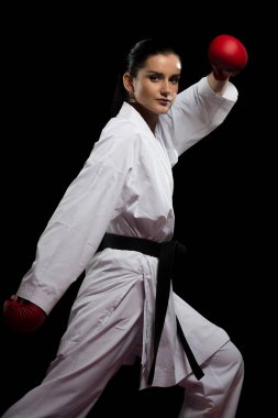 Siyah arka plan üzerine izole karate Fighter