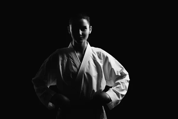 기모노에서 여자의 초상화 블랙 배경 — 스톡 사진